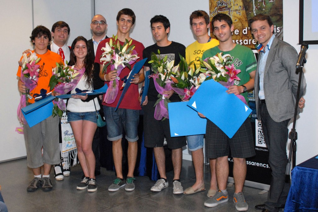 Els finalistes dels Premis Joan Monjo 2013 acompanyats per l'Hereu de Vilassar de Mar i els presidents del CEV i Catvilassar