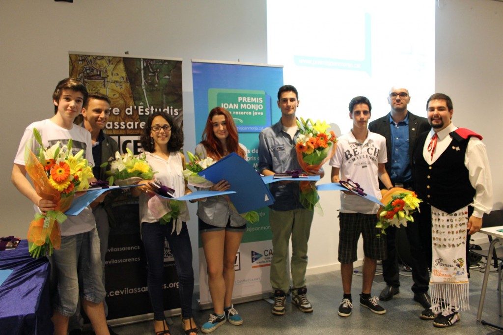 Els finalistes de la primera edició dels Premis Joan Monjo acompanyats per Alexis Serrano, president del CEV, Ramon Iglesias, president de catvilassar i Sito Montoya Hereu de Vilassar de Mar.