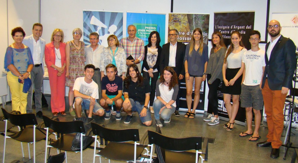Fotografia de grup amb tots els participants a la III Edició dels Premis Joan Monjo (jurat, finalistes, participants i organitzadors)